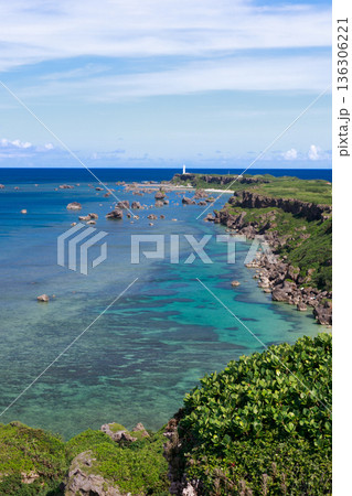 宮古島・東平安名崎のエメラルドグリーンの海と灯台の風景 136306221