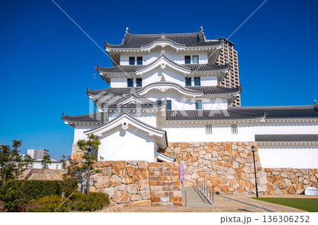 兵庫県尼崎市 青空に輝く白亜の尼崎城 136306252