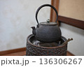 囲炉裏に入った鉄瓶 136306267