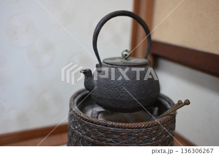 囲炉裏に入った鉄瓶 136306267