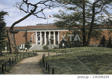古写真　1932年　東京　上野恩賜公園内の東京府美術館（モノクロ写真をAIでカラー化） 136306284