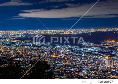 兵庫県神戸市 摩耶山・掬星台から一望する大阪湾と阪神間の大パノラマ夜景 136306571