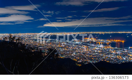 兵庫県神戸市 摩耶山・掬星台から一望する大阪湾と阪神間の大パノラマ夜景 136306573
