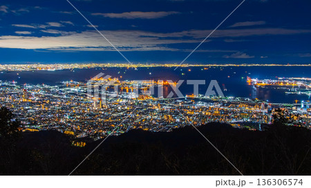 兵庫県神戸市 摩耶山・掬星台から一望する大阪湾と阪神間の大パノラマ夜景 136306574