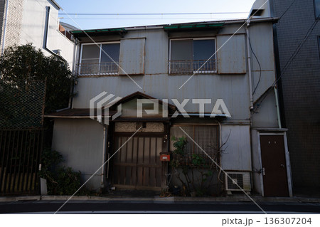 老朽化した家,日本の古い家,狭小住宅,一戸建て,一軒家,古い家,昭和建築, 老朽化した家,日本の古い家,狭小住宅,一戸建て,一軒家,古い家,昭和建築, 136307204