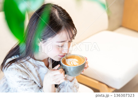 カフェでカフェラテを飲む女性 カフェでカフェラテを飲む女性 136307323