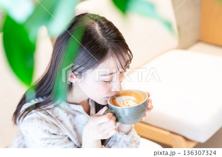カフェでカフェラテを飲む女性 136307324