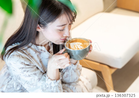 カフェでカフェラテを飲む女性 カフェでカフェラテを飲む女性 136307325