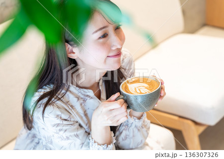 カフェでカフェラテを飲む女性 カフェでカフェラテを飲む女性 136307326