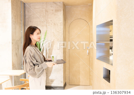 セルフサービスのカフェで返却する若い女性 セルフサービスのカフェで返却する若い女性 136307934