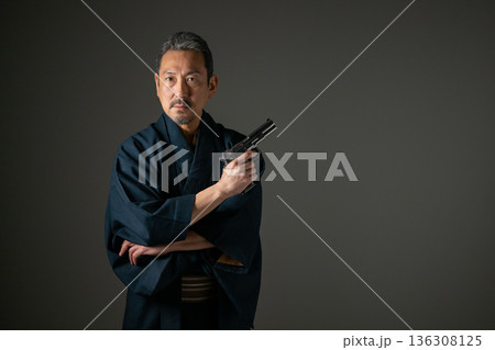 ピストルを持つ男性 136308125