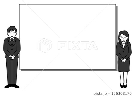 ホワイトボードとお辞儀をする黒いスーツの男女 136308170