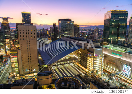 大阪市 夕焼けの空とJR大阪駅・梅田周辺の高層ビル群 136308174