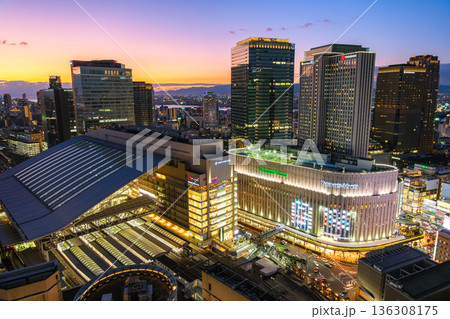 大阪市 夕焼けの空とJR大阪駅・梅田周辺の高層ビル群 大阪市 夕焼けの空とJR大阪駅・梅田周辺の高層ビル群 136308175
