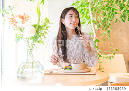 カフェでランチを食べている若い女性 136308989