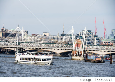 ロンドンの中心を流れるテームズ川にかかる鉄橋と川を進む遊覧船 チャリング・クロス駅近くにて ロンドンの中心を流れるテームズ川にかかる鉄橋と川を進む遊覧船 チャリング・クロス駅近くにて 136309051