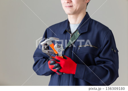 工具を持つ作業服のミドル男性ビジネスマン 工具を持つ作業服のミドル男性ビジネスマン 136309180