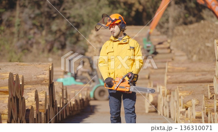 貯木場で働く林業従事者:撮影協力　多摩木材センター協同組合 136310071