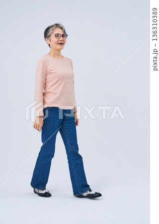 笑顔で歩くシニア女性 笑顔で歩くシニア女性 136310389