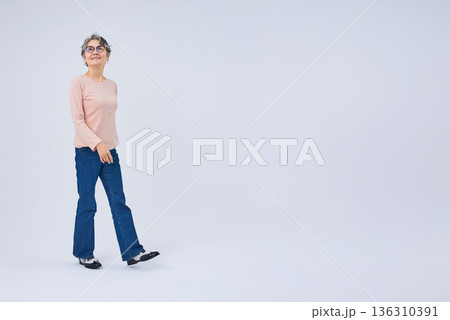 笑顔で歩くシニア女性 笑顔で歩くシニア女性 136310391