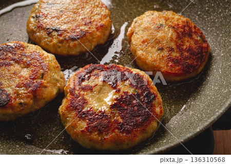 fried chicken cutlets, with vegetables, in a frying pan, homemade, no people, 136310568