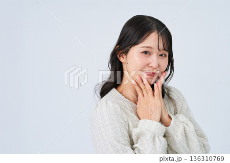 微笑む若い女性 微笑む若い女性 136310769