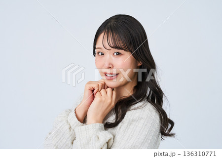 微笑む若い女性 136310771