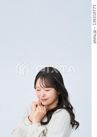 微笑む若い女性 微笑む若い女性 136310773
