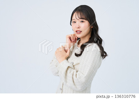 微笑む若い女性 136310776