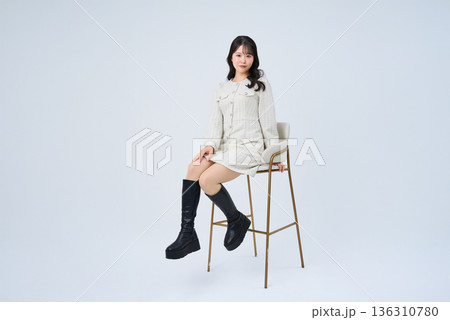 微笑む若い女性 微笑む若い女性 136310780