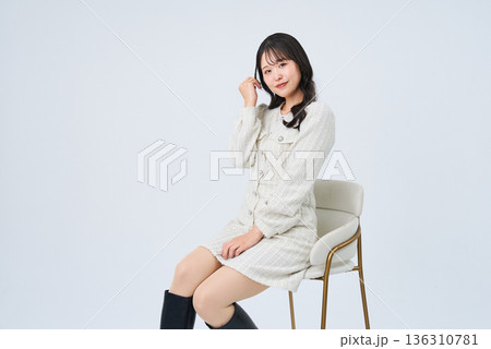 微笑む若い女性 微笑む若い女性 136310781
