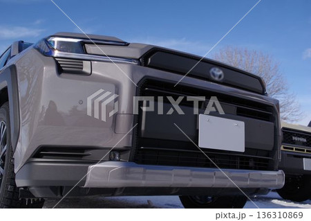 自動車イメージ　新型トヨタRAV4のフロントマスク 136310869