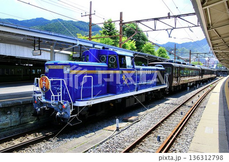 初夏の東武日光駅にて… 北斗星色の『DE10』～SL大樹ふたら 136312798
