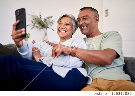 Love, phone or happy senior couple pointing at social media post, retirement news article or relationship blog story. Cellphone, home and elderly man, old woman or people reading online marriage info 136312886