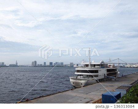 海辺に広がる竹芝埠頭の静かな港景色 136313084