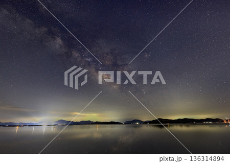 瀬戸内の春の星景色昇る天の川とさそり座 136314894