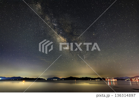 瀬戸内の春の星景色昇る天の川とさそり座 瀬戸内の春の星景色昇る天の川とさそり座 136314897