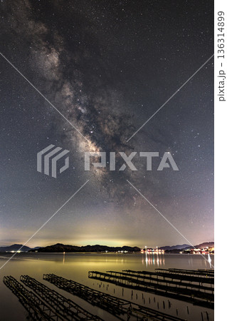 瀬戸内の春の星景色昇る天の川とさそり座 瀬戸内の春の星景色昇る天の川とさそり座 136314899