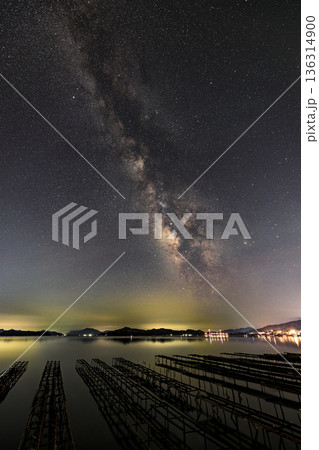 瀬戸内の春の星景色昇る天の川とさそり座 136314900