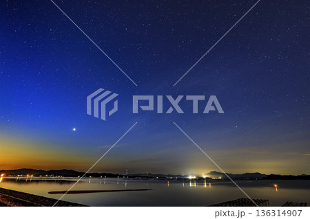 瀬戸内の春の星景色　薄明の空に昇る金星と土星 136314907