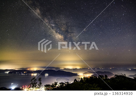 春の瀬戸内しまなみの空に昇る天の川とさそり座 136314910