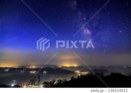 春の瀬戸内しまなみの薄明の空に昇る天の川とさそり座 136314913