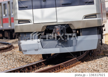 鉄道車両の足回り：カーブを通過する連結器と排障器のクローズアップ 136317021