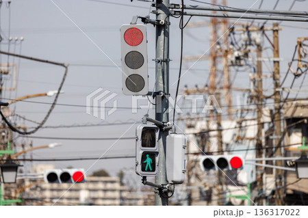 車両用は赤、歩行者用は青を示す日本のLED信号機 車両用は赤、歩行者用は青を示す日本のLED信号機 136317022
