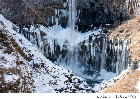 栃木県氷結してツララのできた日光華厳の滝 136317745