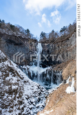 栃木県氷結してツララのできた日光華厳の滝 栃木県氷結してツララのできた日光華厳の滝 136317747