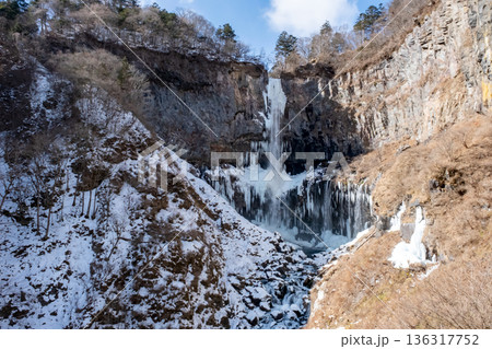 栃木県氷結してツララのできた日光華厳の滝 栃木県氷結してツララのできた日光華厳の滝 136317752