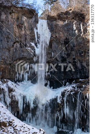 栃木県氷結してツララのできた日光華厳の滝 136317770