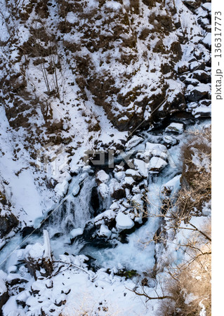 栃木県氷結した日光華厳の滝大谷川の風景 136317773