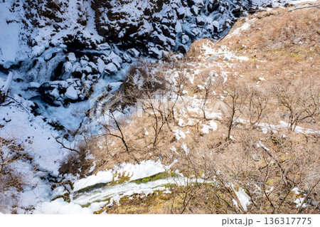 栃木県氷結した日光華厳の滝大谷川の風景 136317775